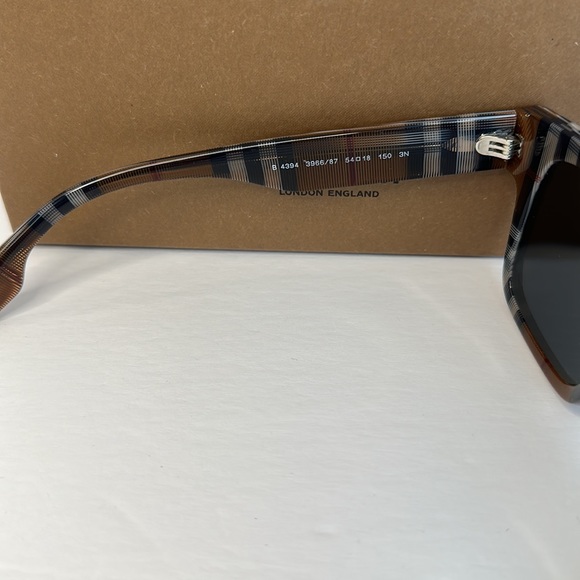 💯 - New Authentic BURBERRY
Dark Gray Square unisex Sunglasses - Picture 10 of 16